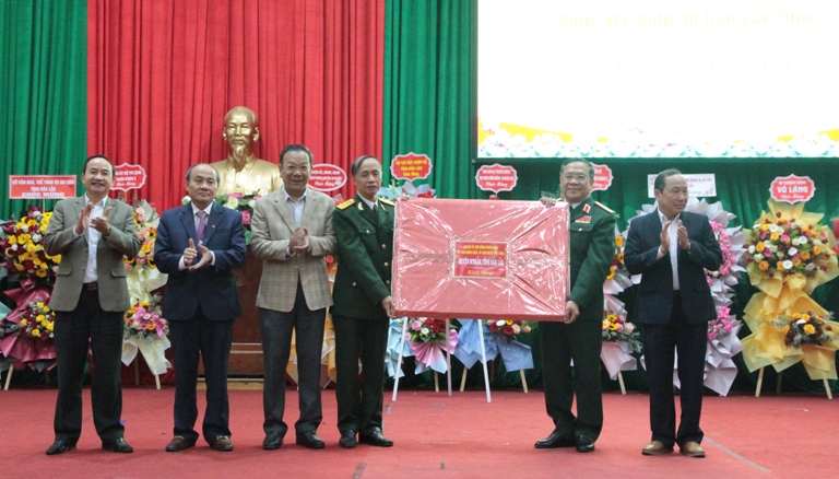 Lãnh đạo huyện M'Drắk trao quà tặng Ban Liên lạc bạn chiến đấu Sư đoàn 10 - Quân đoàn 3.